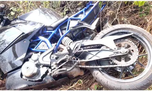 ബൈക്കിൽ സെൽഫി, അഭ്യാസം; കൂട്ടിയിടിച്ച്  രണ്ടായി മുറിഞ്ഞു, രണ്ടുപേർക്ക് പരിക്ക്