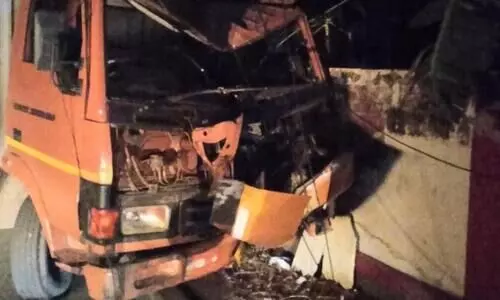 ഏറ്റുമാനൂരില്‍ വാന്‍ വൈദ്യുതി തൂണിലിച്ച് തകര്‍ന്നു