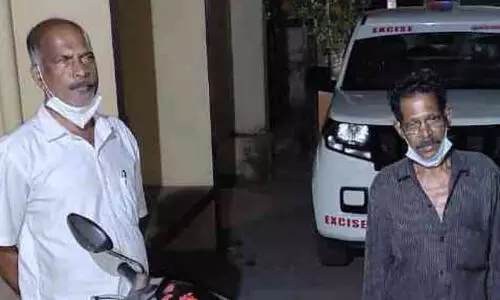 വിൽപനക്കായി സ്‌കൂട്ടറില്‍ മദ്യം കടത്തിയ റിട്ട. എസ്.ഐയും കൂട്ടാളിയും അറസ്റ്റിൽ