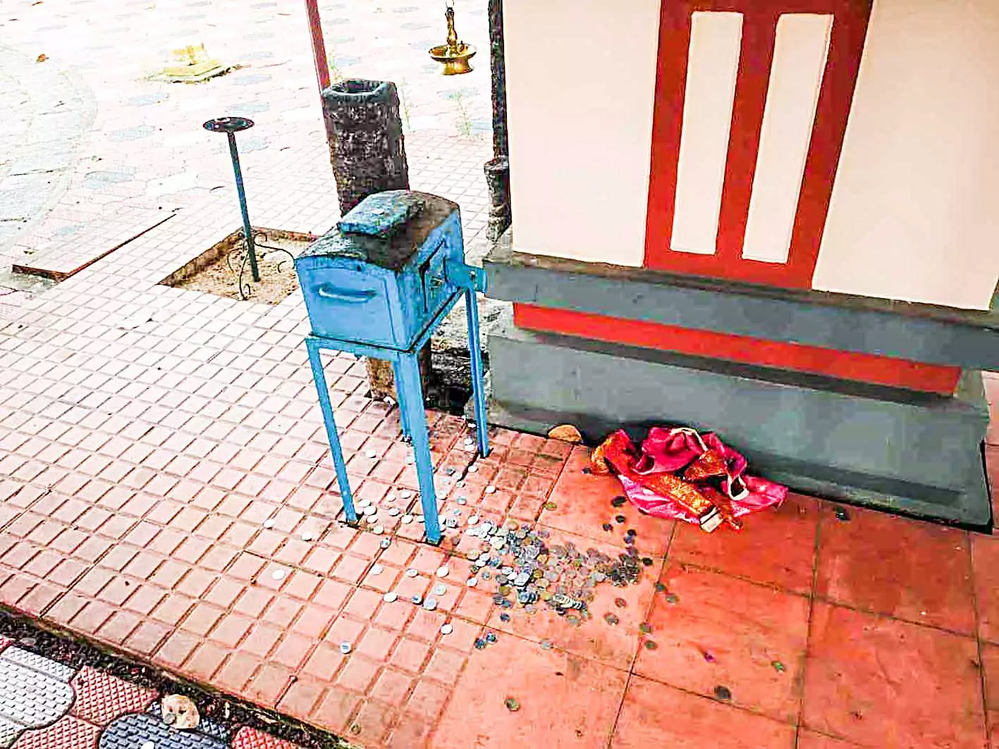 കാണിക്ക വഞ്ചി കുത്തിത്തുറന്ന് മോഷണം കാണിക്ക വഞ്ചി കുത്തിത്തുറന്ന് മോഷണം