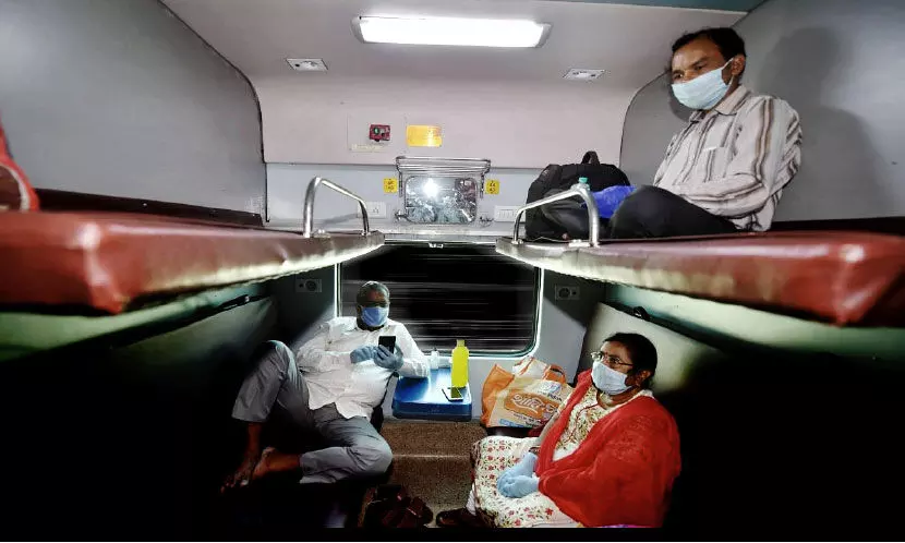 രാത്രി 10ന് ലൈറ്റ് അണച്ചോണം, ട്രെയിനിൽ ഉച്ചത്തിൽ പാട്ടുവേണ്ട; ഉറക്കെ സംസാരവും രാത്രി 10ന് ലൈറ്റ് അണച്ചോണം, ട്രെയിനിൽ ഉച്ചത്തിൽ പാട്ടുവേണ്ട; ഉറക്കെ സംസാരവും