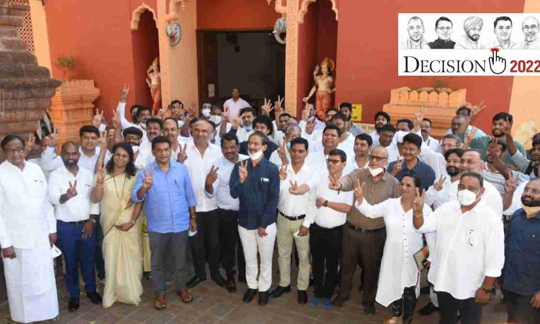 ദൈവത്തിനാണെ കൂറുമാറില്ല; ആരാധനാലയങ്ങളിലെത്തി സത്യപ്രതിജ്ഞ ചെയ്ത് ഗോവയിലെ കോൺഗ്രസ് സ്ഥാനാർഥികൾ ദൈവത്തിനാണെ കൂറുമാറില്ല; ആരാധനാലയങ്ങളിലെത്തി സത്യപ്രതിജ്ഞ ചെയ്ത് ഗോവയിലെ കോൺഗ്രസ് സ്ഥാനാർഥികൾ