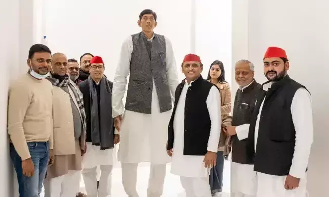 ഉയരം കൂട്ടി സമാജ് വാദി, സ്വാദ് കൂടുമോയെന്നറിയാൻ കാത്തിരിക്കണം; യു.പിയിലെ വേറിട്ട തെരഞ്ഞെടുപ്പ് വിശേഷങ്ങളിങ്ങനെ ഉയരം കൂട്ടി സമാജ് വാദി, സ്വാദ് കൂടുമോയെന്നറിയാൻ കാത്തിരിക്കണം; യു.പിയിലെ വേറിട്ട തെരഞ്ഞെടുപ്പ് വിശേഷങ്ങളിങ്ങനെ