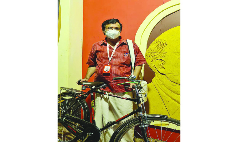 സ​മ്മേ​ള​ന ന​ഗ​രി​യി​ലും മാ​തൃ​ക​യാ​യി മു​ൻ മ​ന്ത്രി സി. ​ര​വീ​ന്ദ്ര​നാ​ഥ്; എത്തി​യ​ത് സ്വ​ന്തം സൈ​ക്കി​ളി​ൽ