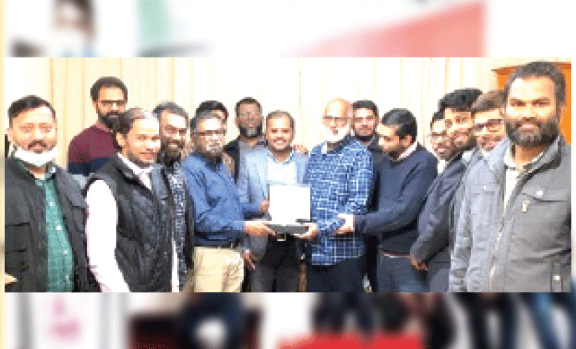 മു​ഹ​മ്മ​ദ് ശാ​ദു​ലി​ക്ക് ഐ.​ഐ.​സി യാ​ത്ര​യ​യ​പ്പ് ന​ൽ​കി