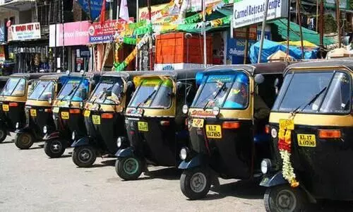 വടകരയിൽ ഓട്ടോ തൊഴിലാളികൾ ഏറ്റുമുട്ടി; രണ്ടുപേർ അറസ്റ്റിൽ വടകരയിൽ ഓട്ടോ തൊഴിലാളികൾ ഏറ്റുമുട്ടി; രണ്ടുപേർ അറസ്റ്റിൽ