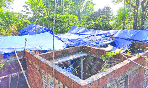 കൂരകളിൽ ലാപ്ടോപ്പുകൾ സൂക്ഷിക്കാനാവാതെ ആദിവാസികൾ