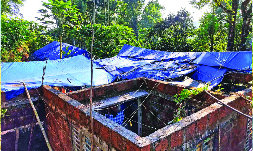 കൂരകളിൽ ലാപ്ടോപ്പുകൾ സൂക്ഷിക്കാനാവാതെ ആദിവാസികൾ