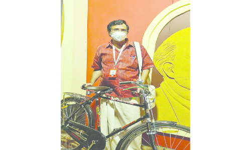 സ​മ്മേ​ള​ന ന​ഗ​രി​യി​ലും മാ​തൃ​ക​യാ​യി മു​ൻ മ​ന്ത്രി സി. ​ര​വീ​ന്ദ്ര​നാ​ഥ്; എത്തി​യ​ത് സ്വ​ന്തം സൈ​ക്കി​ളി​ൽ