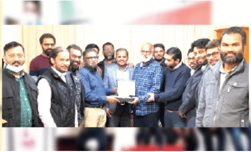 മു​ഹ​മ്മ​ദ് ശാ​ദു​ലി​ക്ക് ഐ.​ഐ.​സി യാ​ത്ര​യ​യ​പ്പ് ന​ൽ​കി