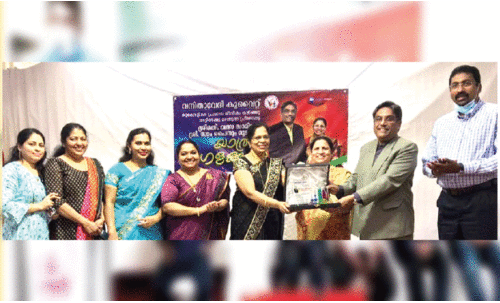 വ​ത്സ സാ​മി​ന്​ വ​നി​താ​വേ​ദി യാ​ത്ര​യ​യ​പ്പ്​ ന​ൽ​കി