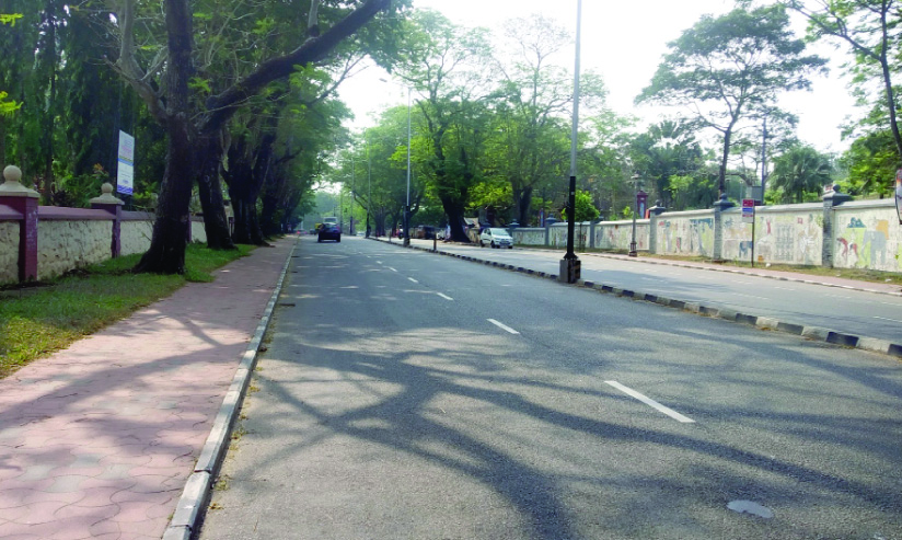 പരിശോധിക്കുന്ന രണ്ടിൽ ഒരാൾക്ക്​ കോവിഡ്​; തിരക്കൊഴിഞ്ഞ്​ നഗരം