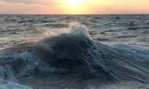 ബീച്ചിൽ കൂറ്റൻ തിരയിലകപ്പെട്ടവരെ രക്ഷപ്പെടുത്തി