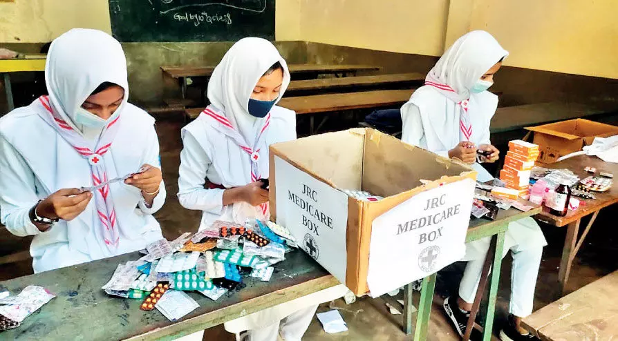 Valakkulam KHM High School JRC Allopathic medicines were collected by the members Valakkulam KHM High School JRC Allopathic medicines were collected by the members