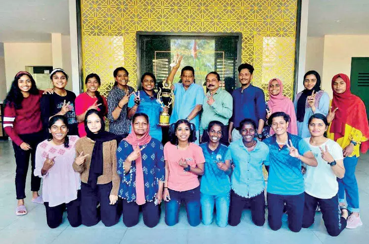 Champion team arrives to pay tribute to dear teacher Champion team arrives to pay tribute to dear teacher