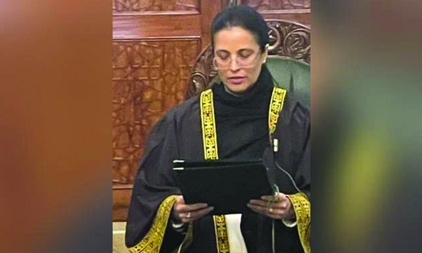 പാക് സുപ്രീം കോടതിയുടെ ആദ്യ വനിത ജഡ്ജിയായി സത്യപ്രതിജ്ഞ ചെയ്ത് ആയിശ മാലിക് പാക് സുപ്രീം കോടതിയുടെ ആദ്യ വനിത ജഡ്ജിയായി സത്യപ്രതിജ്ഞ ചെയ്ത് ആയിശ മാലിക്