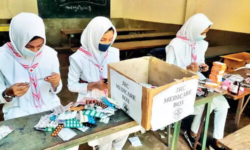 Valakkulam KHM High School JRC Allopathic medicines were collected by the members
