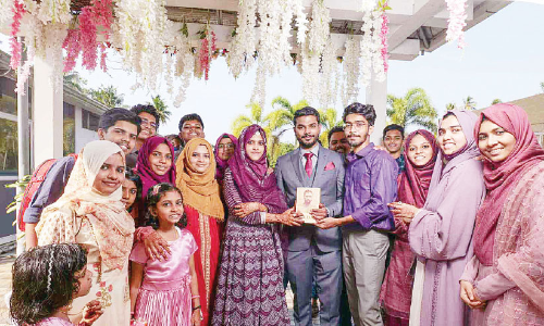 വി​വാ​ഹ​വേ​ദി​യി​ൽ വാ​രി​യൻകു​ന്ന​ൻ സ്മ​ര​ണ