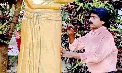 രഘുവിന്റെ കരവിരുതിൽ ഗാന്ധിജി, സ്വാമി വിവേകാനന്ദൻ രഘുവിന്റെ കരവിരുതിൽ ഗാന്ധിജി, സ്വാമി വിവേകാനന്ദൻ