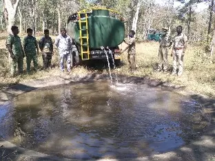 വന്യജീവികൾക്ക് ദാഹജലമൊരുക്കി വനപാലകർ വന്യജീവികൾക്ക് ദാഹജലമൊരുക്കി വനപാലകർ