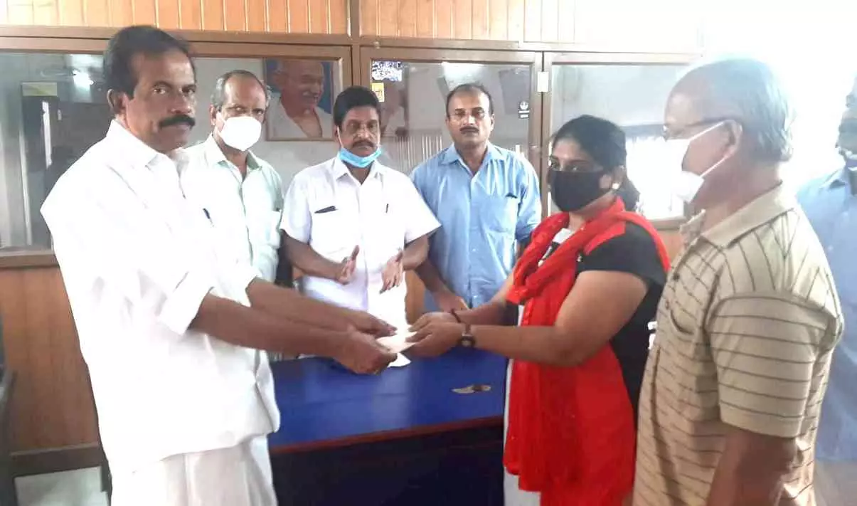 സർക്കസ് കലാകാരിക്ക് യൂനിയന്റെ തണൽ സർക്കസ് കലാകാരിക്ക് യൂനിയന്റെ തണൽ