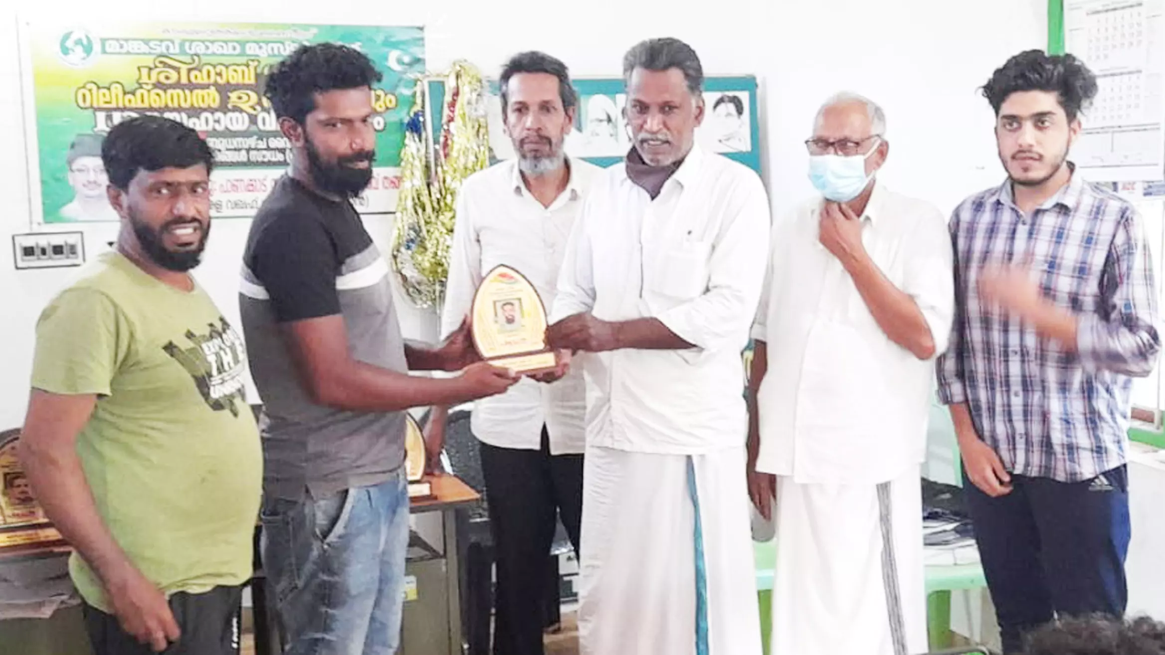 ആദരിച്ചു ആദരിച്ചു