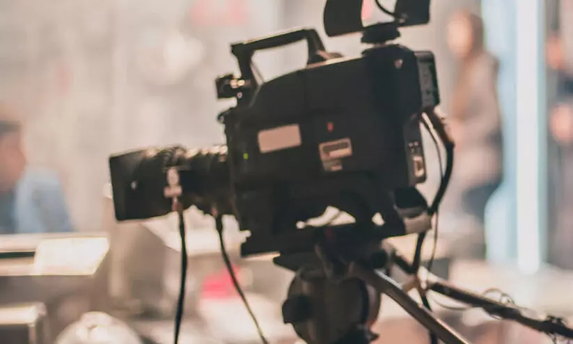 സിനിമയിൽനിന്ന് പേര് ഒഴിവാക്കി നിർമാതാവ് വഞ്ചിച്ചെന്ന് സംവിധായകൻ സിനിമയിൽനിന്ന് പേര് ഒഴിവാക്കി നിർമാതാവ് വഞ്ചിച്ചെന്ന് സംവിധായകൻ