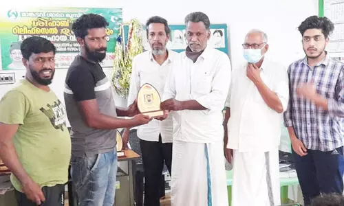 ആദരിച്ചു ആദരിച്ചു