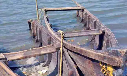 കടലാക്രമണത്തിൽ തോണി തകർന്നു; മണൽ തൊഴിലാളികൾ രക്ഷപ്പെട്ടു