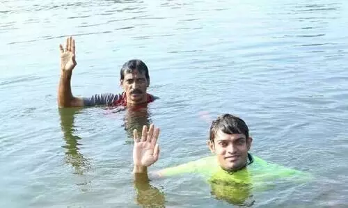 Shan swims into history