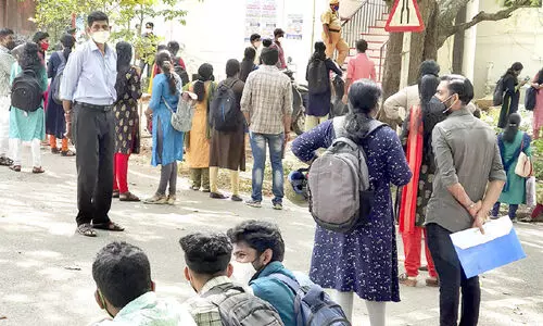 കോവിഡ് മാനദണ്ഡങ്ങൾ ലംഘിച്ച് അഭിമുഖം; എത്തിയത് 200 ലേറെ പേർ കോവിഡ് മാനദണ്ഡങ്ങൾ ലംഘിച്ച് അഭിമുഖം; എത്തിയത് 200 ലേറെ പേർ