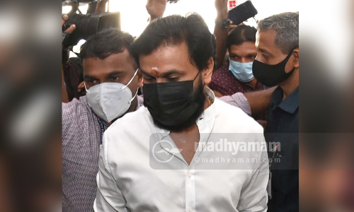 തനിക്കറിയില്ലെന്ന് പറയുന്ന ഐ ഫോൺ ദിലീപ് എട്ടു മാസം ഉപയോഗിച്ചെന്ന് പ്രോസിക്യൂഷൻ തനിക്കറിയില്ലെന്ന് പറയുന്ന ഐ ഫോൺ ദിലീപ് എട്ടു മാസം ഉപയോഗിച്ചെന്ന് പ്രോസിക്യൂഷൻ