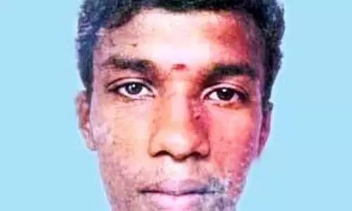 മാരുതിവാനും ബൈക്കും കൂട്ടിയിടിച്ച് യുവാവ് മരിച്ചു മാരുതിവാനും ബൈക്കും കൂട്ടിയിടിച്ച് യുവാവ് മരിച്ചു