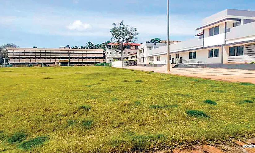 എടപ്പാൾ മിനി ഫുട്ബാൾ സ്റ്റേഡിയത്തിൽ ഇനി നാട്ടുകാർക്കും കളിക്കാം എടപ്പാൾ മിനി ഫുട്ബാൾ സ്റ്റേഡിയത്തിൽ ഇനി നാട്ടുകാർക്കും കളിക്കാം