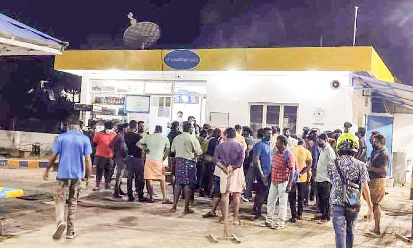 അളവിൽ കൃത്രിമമെന്ന് പരാതി; പമ്പിനെതിരെ പ്രതിഷേധവുമായി നാട്ടുകാർ അളവിൽ കൃത്രിമമെന്ന് പരാതി; പമ്പിനെതിരെ പ്രതിഷേധവുമായി നാട്ടുകാർ