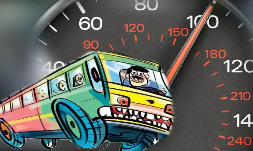 വേഗപ്പൂട്ടില്ല; അപകടത്തിലേക്ക് കുതിച്ച് സ്വകാര്യ ബസുകൾ