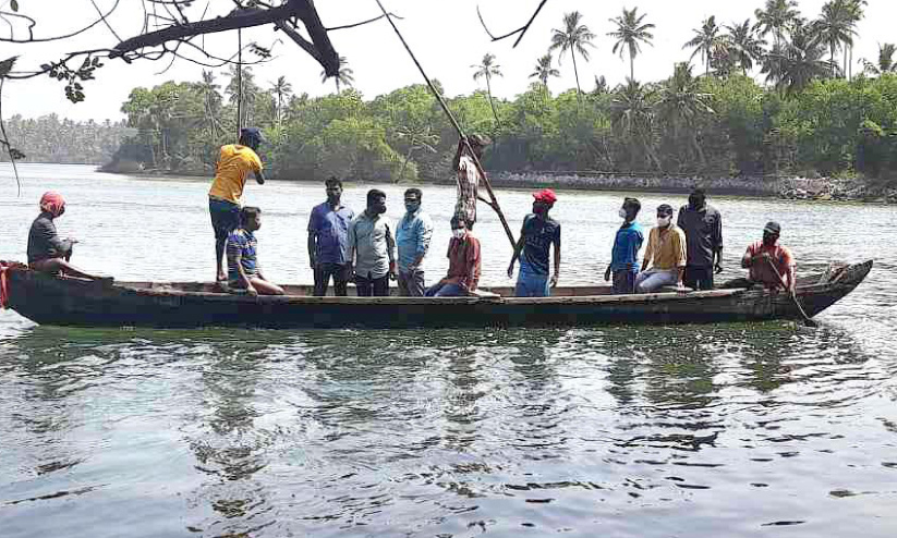 പരവൂർ കായലിലെ കുറ്റിവലകൾ നീക്കി പരവൂർ കായലിലെ കുറ്റിവലകൾ നീക്കി