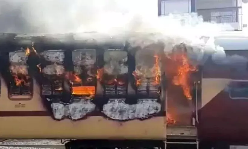 അനധികൃത നിയമനം: ബിഹാറിൽ ട്രെയിന് കത്തിച്ച് പ്രതിഷേധം -വീഡിയോ അനധികൃത നിയമനം: ബിഹാറിൽ ട്രെയിന് കത്തിച്ച് പ്രതിഷേധം -വീഡിയോ