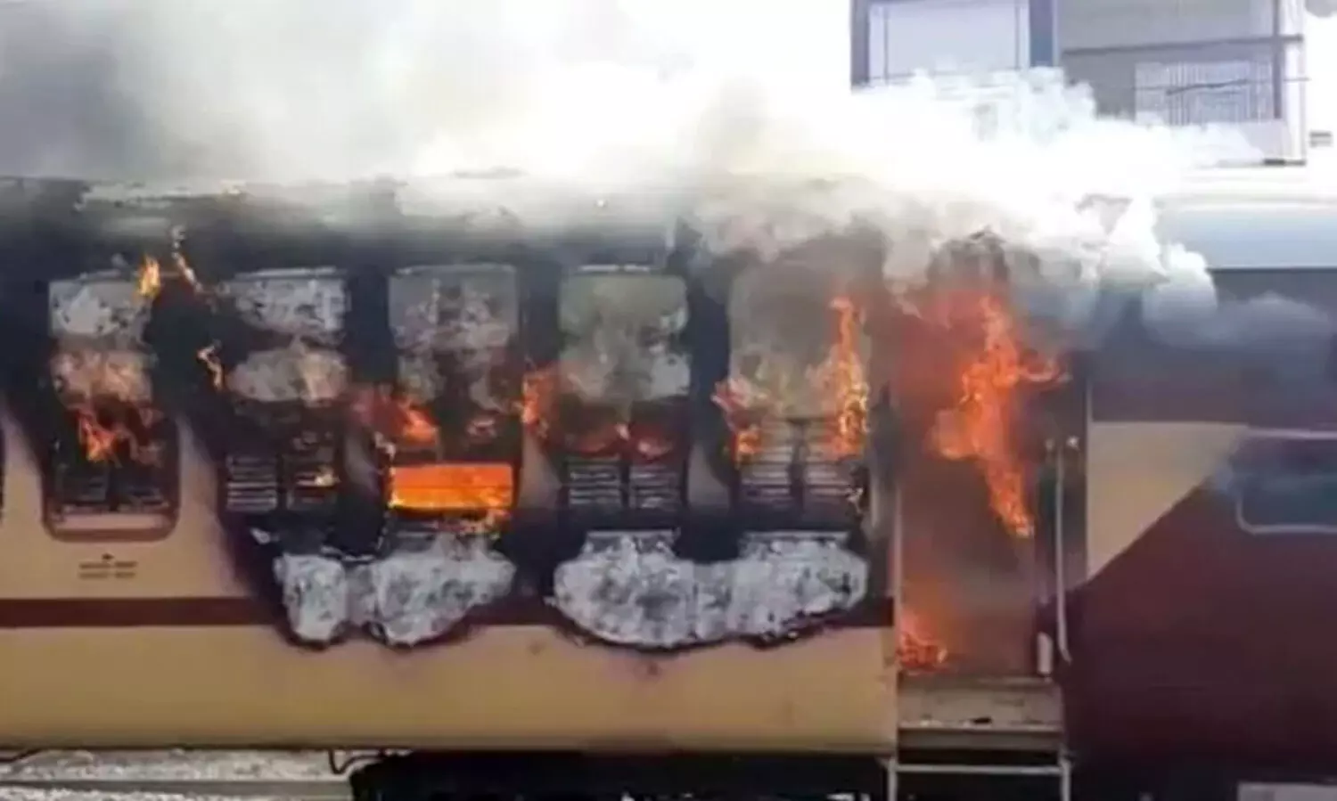 അനധികൃത നിയമനം: ബിഹാറിൽ ട്രെയിന്‍ കത്തിച്ച് പ്രതിഷേധം -വീഡിയോ