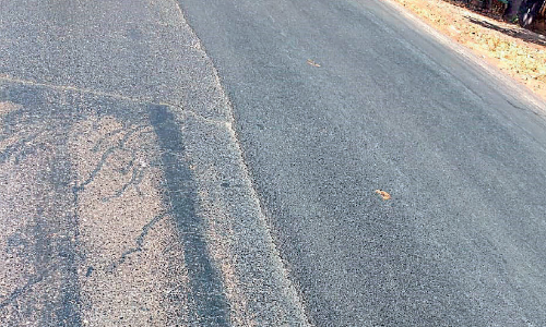 കൊ​ള​പ്പു​റം-​കൊ​ണ്ടോ​ട്ടി റോ​ഡ് റീ ​ടാ​റി​ങ് പാ​തി​വ​ഴി​യി​ലി​ട്ട​ത് അ​പ​ക​ട​ത്തി​നി​ട​യാ​ക്കു​ന്നു