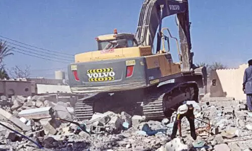 റോ​ഡ്​ വി​ക​സ​നം ബാ​ത്തി​ന​യി​ൽ കെ​ട്ടി​ടാ​വ​ശി​ഷ്ടം നീ​ക്കി​ത്തു​ട​ങ്ങി