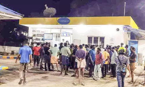 അളവിൽ കൃത്രിമമെന്ന് പരാതി; പമ്പിനെതിരെ പ്രതിഷേധവുമായി നാട്ടുകാർ