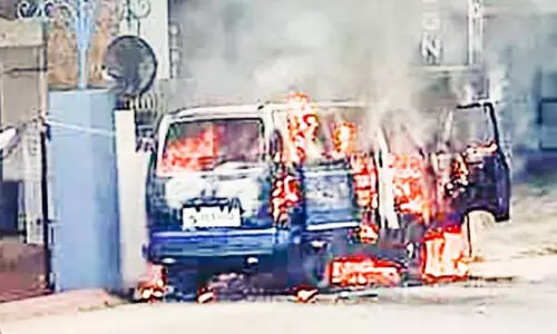 ഓടിക്കൊണ്ടിരുന്ന വാനിന് തീപിടിച്ചു