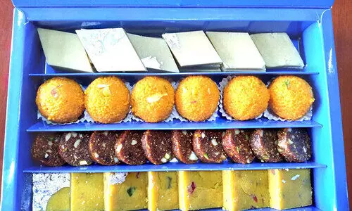 ഇത്​ ഇന്ത്യയുടെ സ്​നേഹം: റിപ്പബ്ലിക്​ ദിനത്തിൽ മധുര വിതരണവുമായി എംബസി