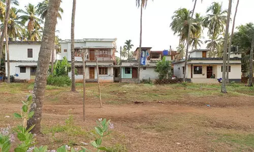 ഈ കോളനിയും ഇല്ലാതാവുമോ​​? സി​ൽ​വ​ർ ലൈ​ൻ പ​ദ്ധ​തി​ക്കാ​യി​ വീ​ടു​ക​ൾ കു​ടി​യൊ​ഴി​പ്പി​ക്ക​ൽ ഭീ​ഷ​ണി​യി​ൽ