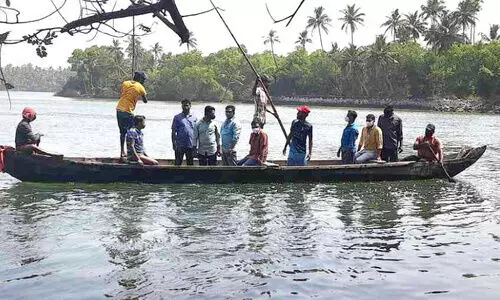 പരവൂർ കായലിലെ കുറ്റിവലകൾ നീക്കി