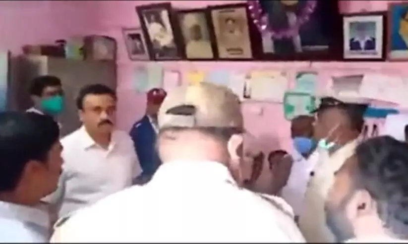 ക്ലാസിൽ കുട്ടികൾ നമസ്കരിച്ചു; പ്രതിഷേധവുമായി ഹിന്ദുത്വ സംഘടനകൾ; പ്രധാനാധ്യാപികക്ക് സസ്പെൻഷൻ ക്ലാസിൽ കുട്ടികൾ നമസ്കരിച്ചു; പ്രതിഷേധവുമായി ഹിന്ദുത്വ സംഘടനകൾ; പ്രധാനാധ്യാപികക്ക് സസ്പെൻഷൻ