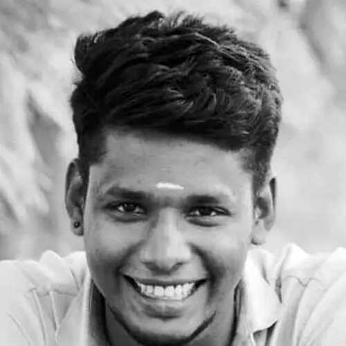 ബൈ​ക്ക് വൈ​ദ്യു​തി​ക്കാ​ലി​ലി​ടി​ച്ച് യു​വാ​വ്​ മ​രി​ച്ചു