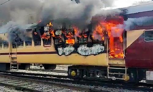 റെയിൽവേ റിക്രൂട്ട്​മെൻറ്​ പരീക്ഷക്കെതിരായ സമരം: ട്രെയിനിന്​ തീയിട്ടു, പരിഹാരം ഉറപ്പ്​ നൽകി സർക്കാർ