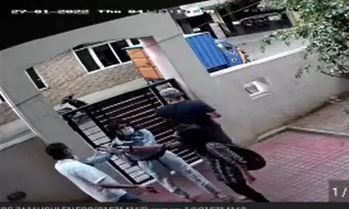 ചിൽഡ്രൻസ് ഹോമിൽനിന്ന് കാണാതായ പെൺകുട്ടികൾ ബംഗളൂരുവിൽ; ഒരാളെ പിടികൂടി, രണ്ടു യുവാക്കളും കസ്റ്റഡിയിൽ ചിൽഡ്രൻസ് ഹോമിൽനിന്ന് കാണാതായ പെൺകുട്ടികൾ ബംഗളൂരുവിൽ; ഒരാളെ പിടികൂടി, രണ്ടു യുവാക്കളും കസ്റ്റഡിയിൽ